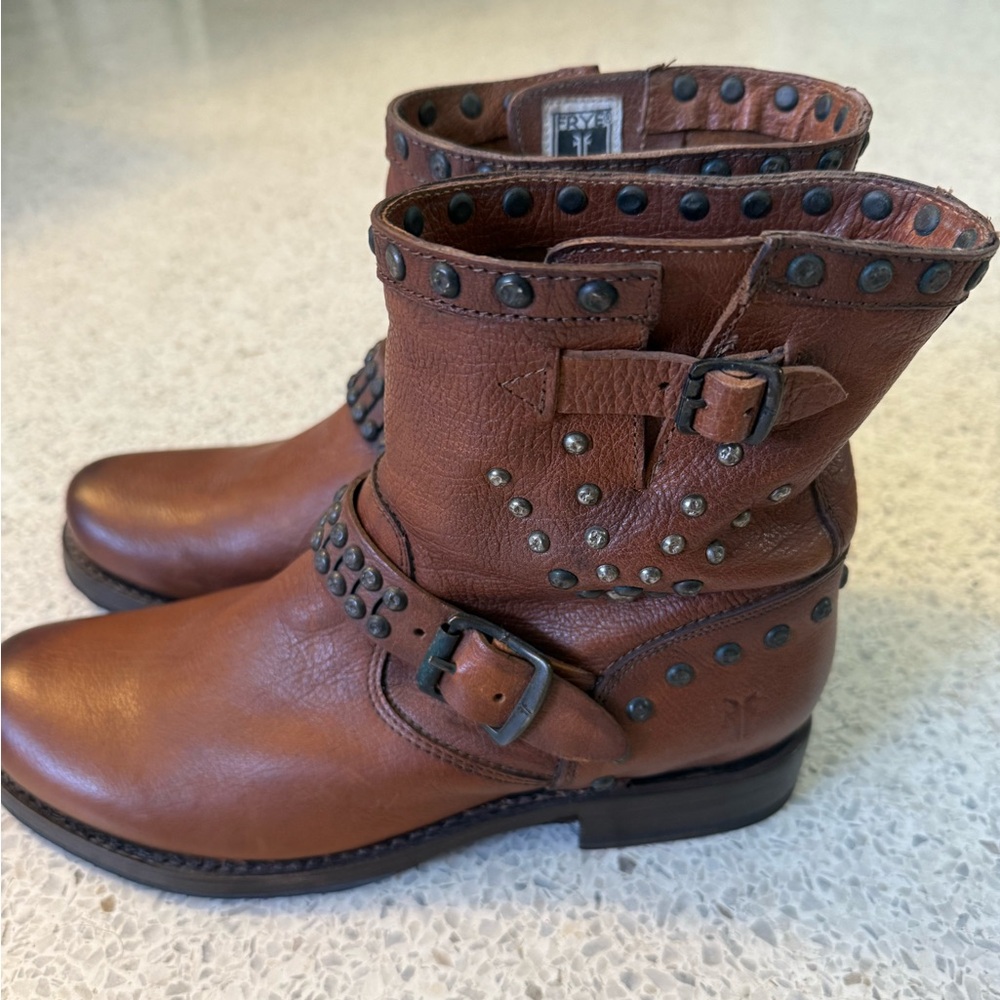 Frye women’s Veronica stud moto short boot brown